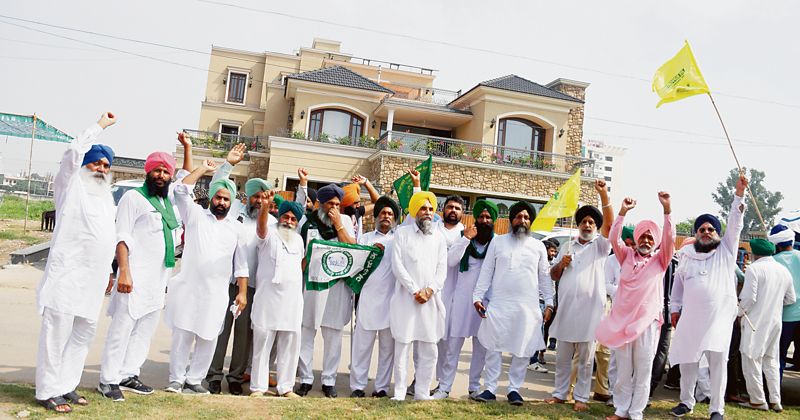 Farmers lay siege to houses of Cong leaders in Mohali