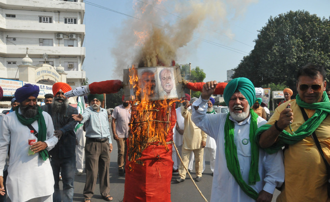 Farm unions burn effigy of Modi govt