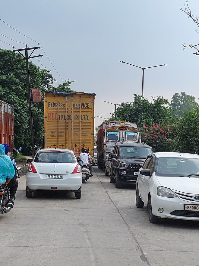 Plying of heavy vehicles during unscheduled hours on in city