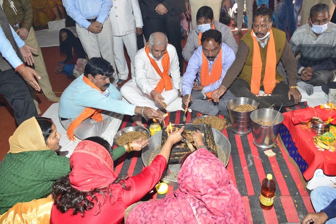 Himachal Governor offers prayers at Valmiki temple