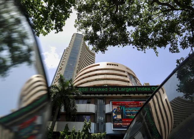 Sensex hits 62K, closes lower on fag-end selloff
