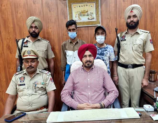 Convict among two held with 820-gm heroin