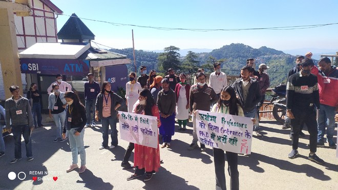 SFI protests PhD admissions at Himachal Pradesh University