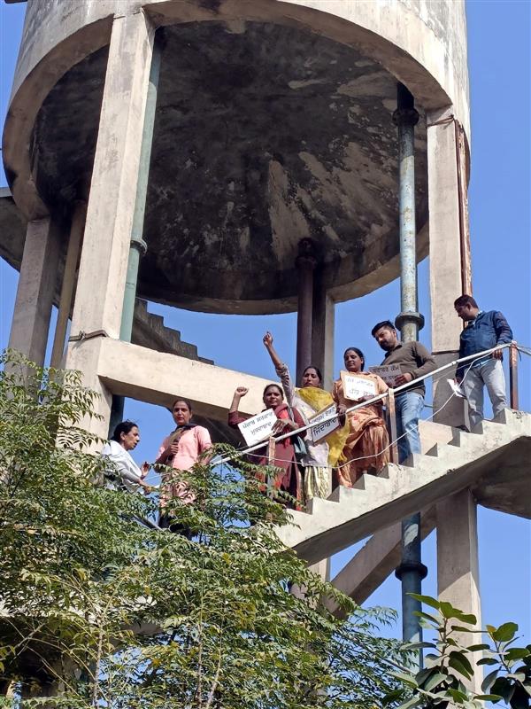 Seeking regular jobs, NRHM workers climb atop Abohar tank