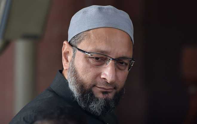 SUV without number plate carries Asaduddin Owaisi in Maharashtra’s Solapur, cops collect Rs 200 fine from driver