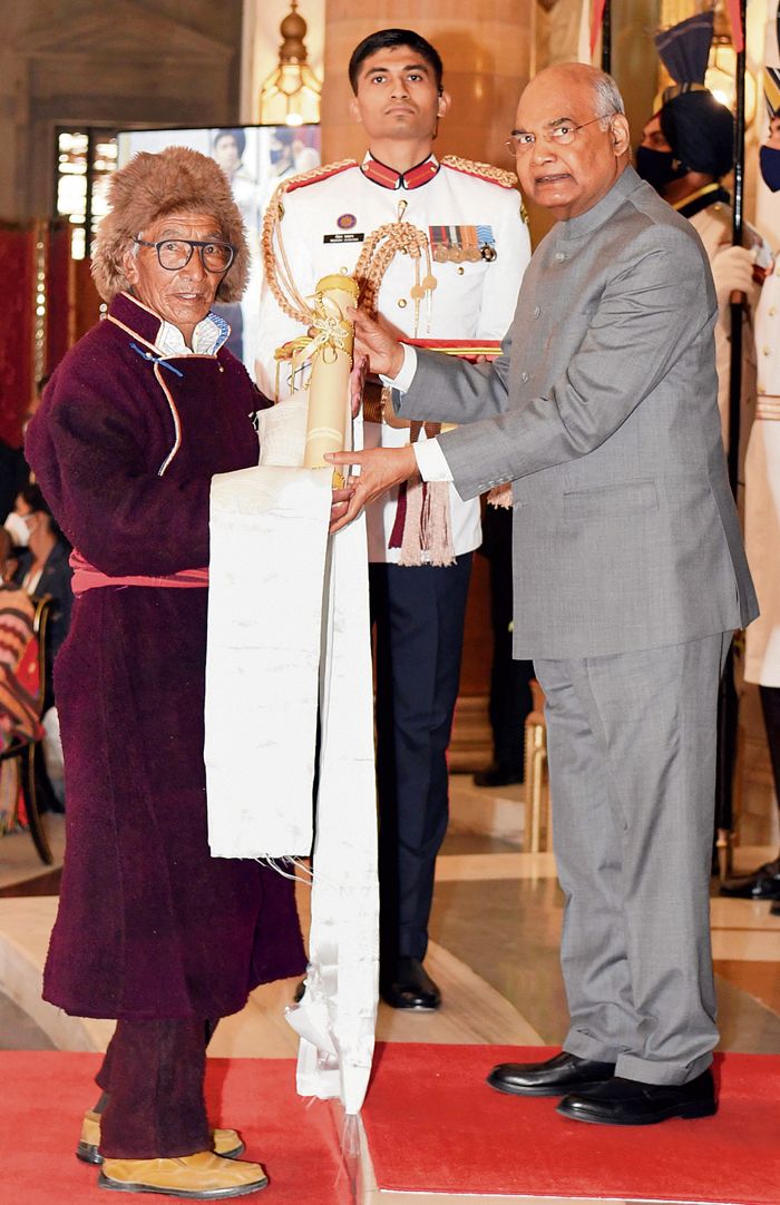 J-K LG Manoj Sinha felicitates Padma awardees