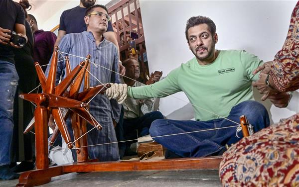 Salman Khan visits Sabarmati Ashram, tries his hands on ‘charkha’