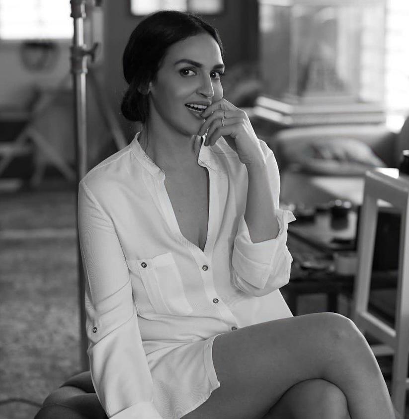Esha Deol poses in nothing but a shirt. Guess dad Dharmendra’s reaction?