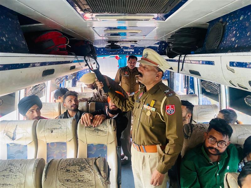 Cops on toes, conduct search at bus stand, Mall of Amritsar
