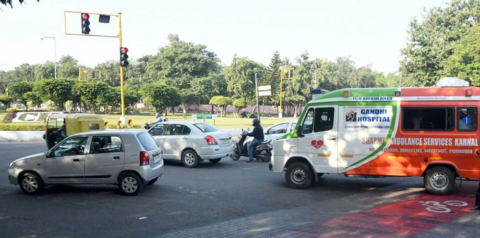People apprehensive about getting challaned while giving way to ambulance at red light