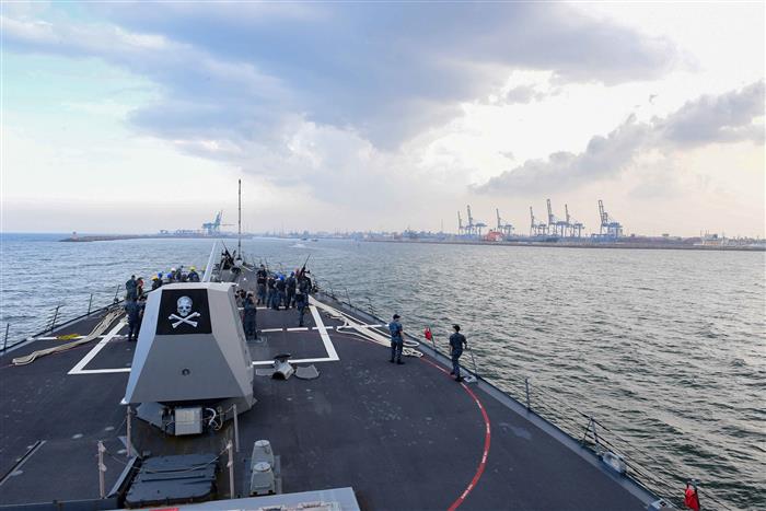 US warship in Taiwan Strait, Beijing fumes