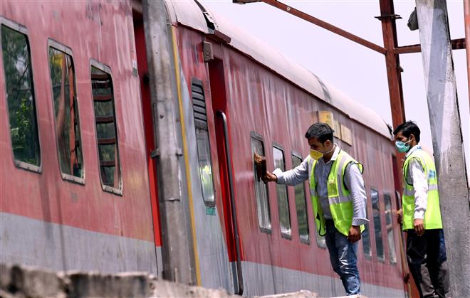 Railway Board issues order to resume serving cooked meals to passengers on trains