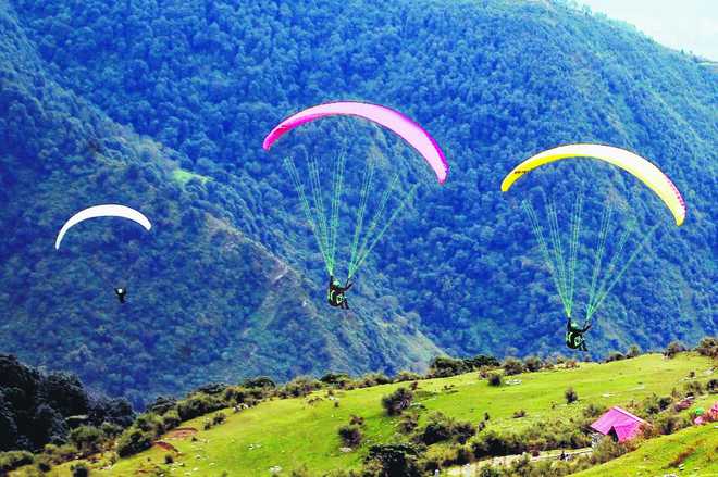 Palampur: Follow rules or face licence cancellation, paragliding pilots told