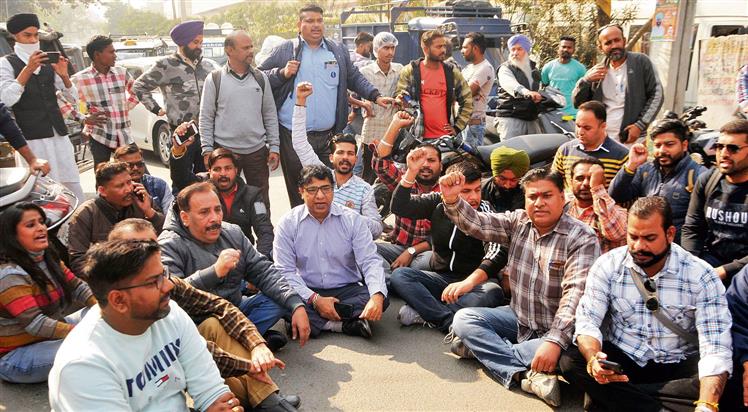 Scribes protest SHO’s misconduct in Amritsar