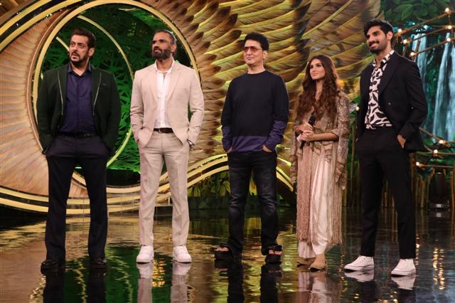 'Bigg Boss 15': B-town stars Suniel Shetty, Ahan Shetty, Sajid Nadiadwala, Tara Sutaria and Neha Dhupia join Salman Khan for a fabulous Sunday evening
