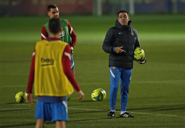 Xavi pide a los jugadores del Barcelona que estén orgullosos de la