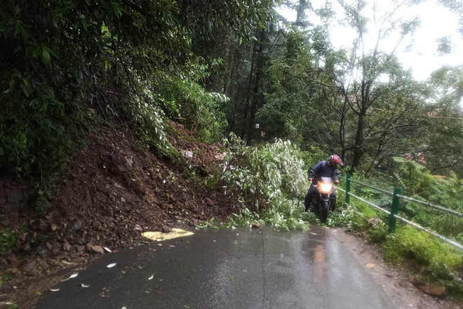 Shimla-Narkanda road blocked due to landslide