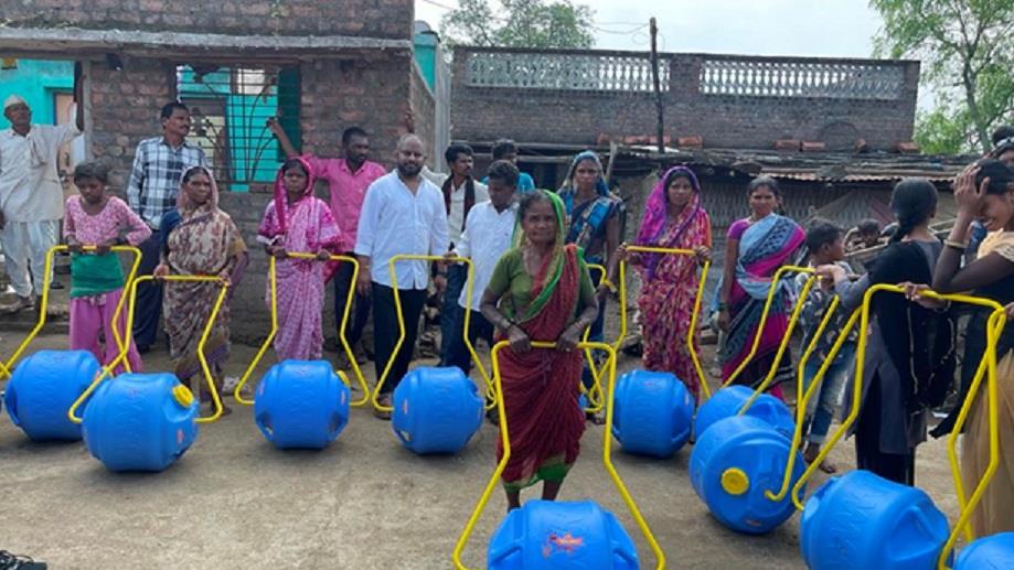 PM Sai Prasad, BJYM National Treasurer, celebrates Tejasvi Surya’s birthday by gifting women with a water wheel