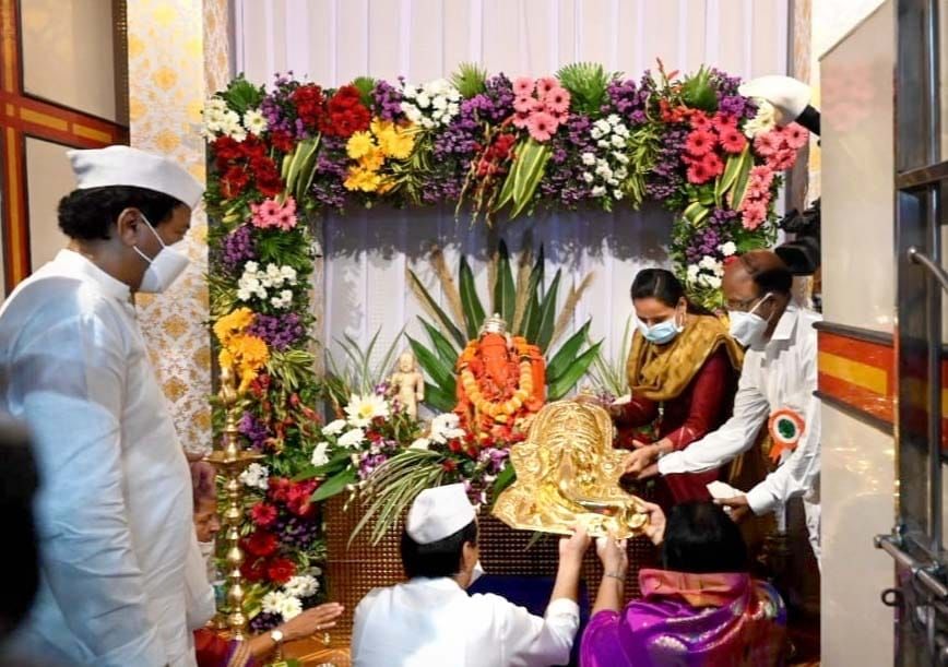After 9 years, Lord Ganesha dons his gold 'mukhauta' again in Maharashtra temple