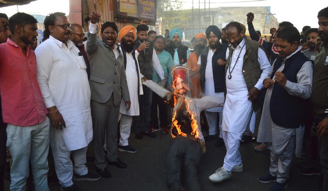 Sanitary workers burn effigy of Punjab CM