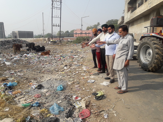 Irked by garbage pile-ups, traders write to Channi