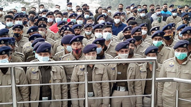 Cops hold protest at Himachal CM's residence