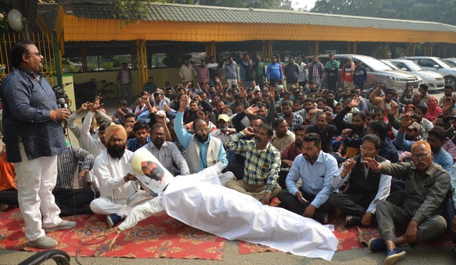 Union activists burn effigy of FinMin Manpreet Singh Badal in Ludhiana