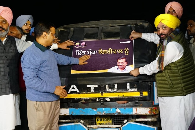 AAP supremo launches ‘Ik mauka Kejriwal nu’ poster