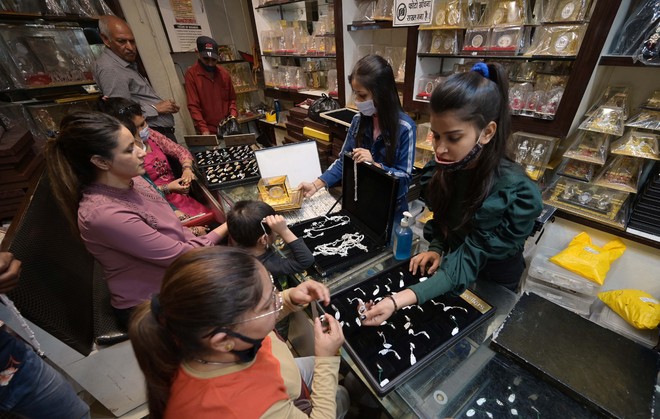 Dhanteras: Ludhiana residents flock to jewellers for buying gold ornaments
