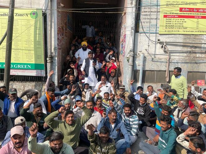 Sanitary workers close Ludhiana Municipal Corporation office gate for 2 hours