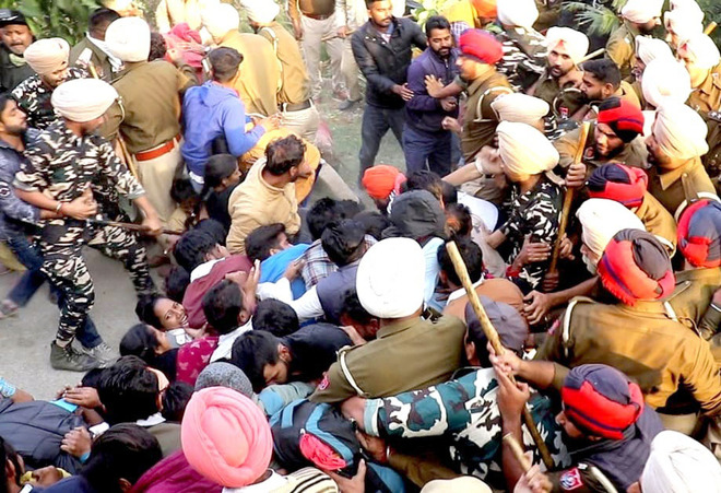Protest outside Pargat Singh’s house: Unemployed teachers scuffle with police, again