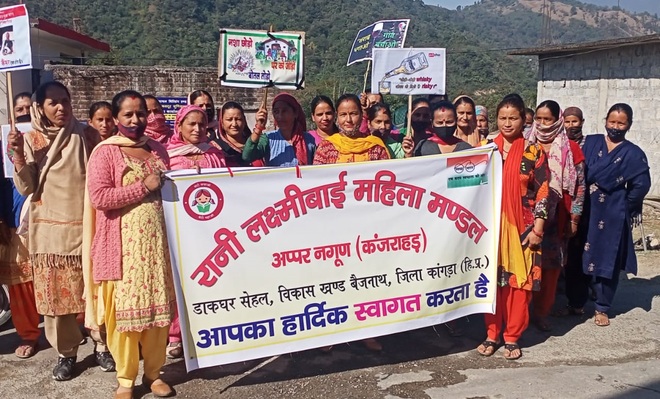 Women protest illegal sale of liquor in Baijnath