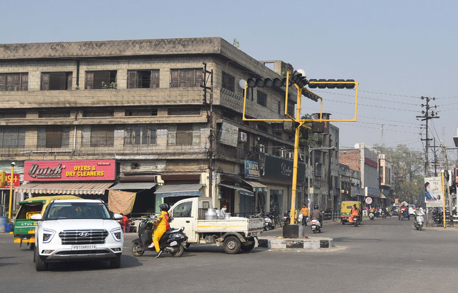 Non-functional traffic lights make commuting difficult in Ludhiana