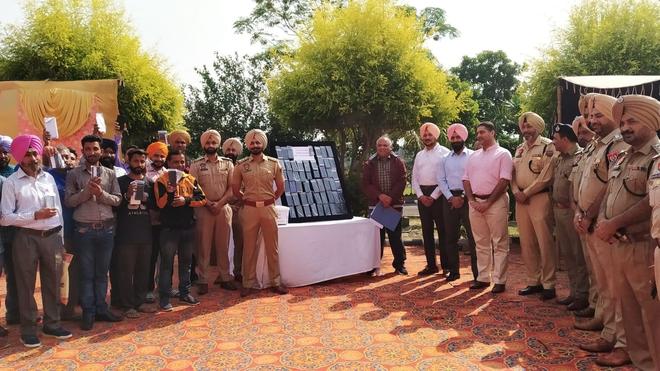 Police recover 163 stolen mobiles, give them back to owners in Fatehgarh Sahib