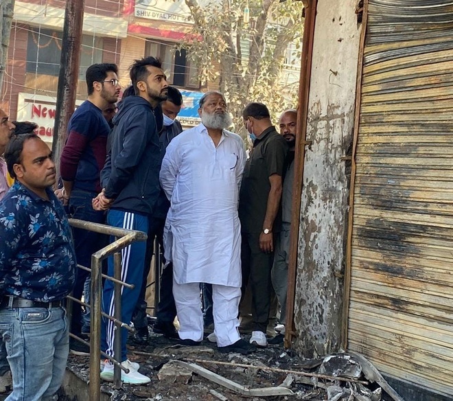 Mobile shop, godown of gunny bags gutted in Ambala City
