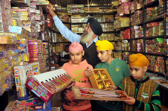 Los mercados y centros comerciales adornados golpearon a una gran multitud en la noche de Diwali en Amritsar: The Tribune India
