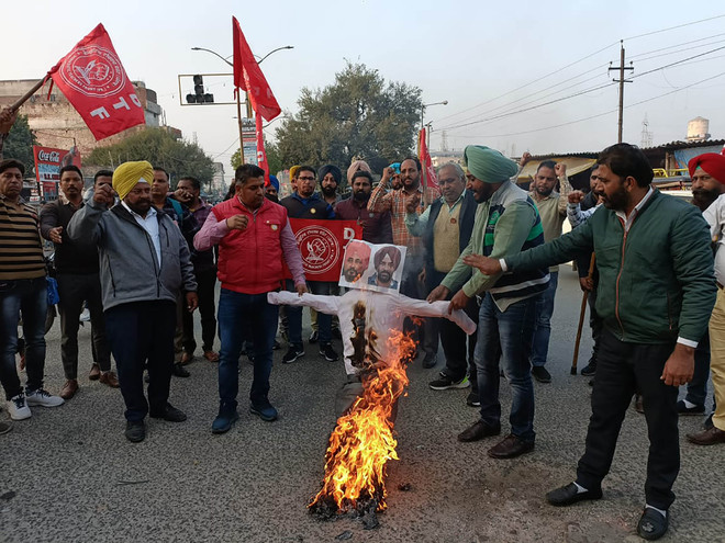 Teachers burn effigies of Punjab CM, minister