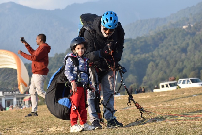 4-year girl paraglides from Himachal's Billing, pilot faces action