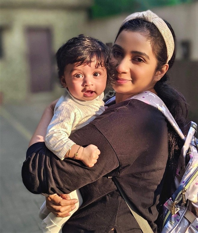 Shreya Ghoshal introduces her son to the world