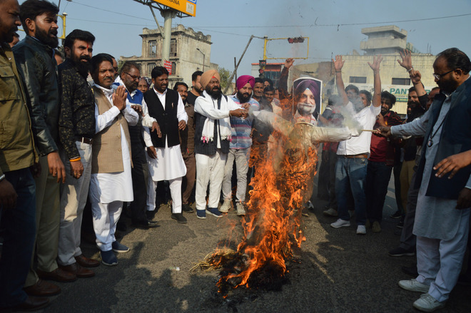 Safai workers burn Punjab Deputy CM’s effigy
