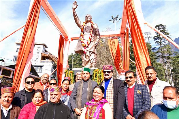 CM unveils Vajpayee's statue in Manali