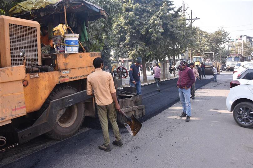 Against 'rules', contractors recarpeting Ludhiana roads in winter