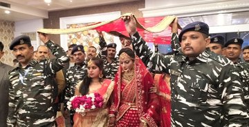 CRPF jawan was killed in Pulwama terror attack. As elder brothers, his colleagues perform all rituals at sister's wedding in UP