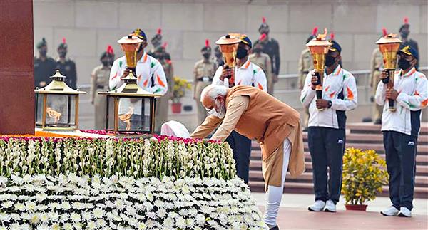 PM pays homage at War Memorial, Cong asks why Indira Gandhi blanked out