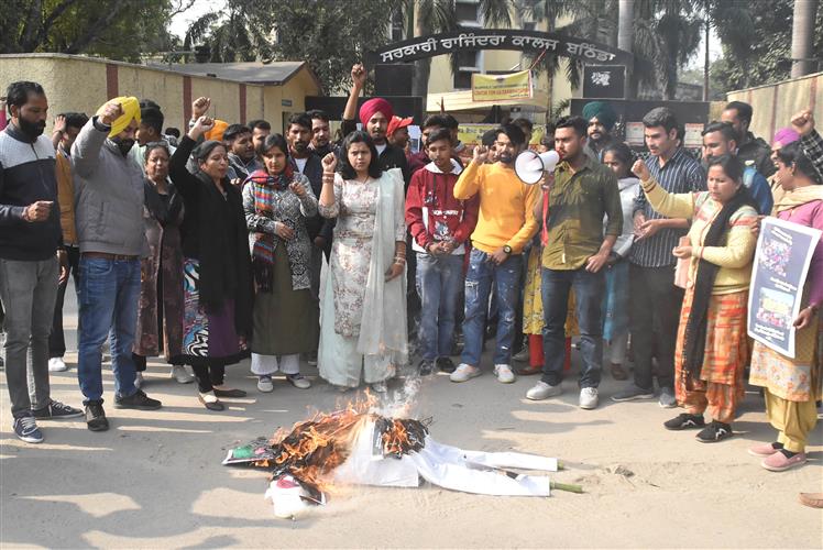 Regularisation: Guest faculty burn Punjab Govt's effigy