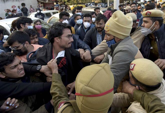 Protesting doctors, police face-off in Delhi