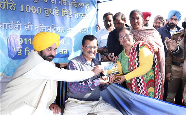 Kejriwal starts registration for AAP's promise of paying Rs 1,000 for all women of Punjab