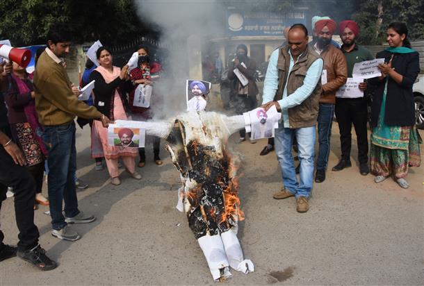 Guest faculty teachers protest, burn Punjab CM's effigy