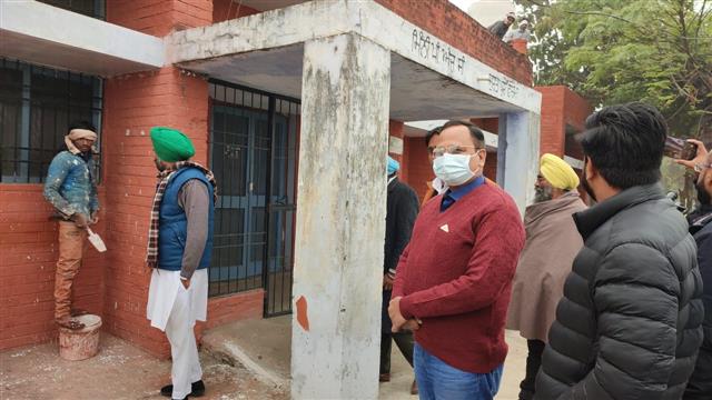 AAP 'inspects' dispensary in Channi's constituency