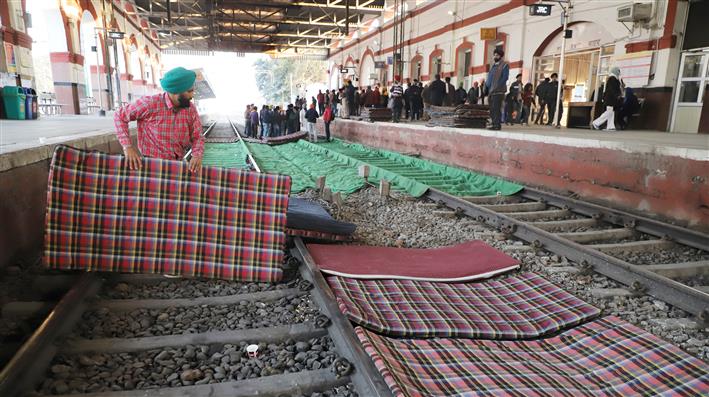 Farmers meet Punjab CM Channi,  suspend 'rail roko'